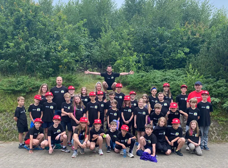 Uczestnicy obozu Tennis Spot 2025 w Januszkowie z trenerami